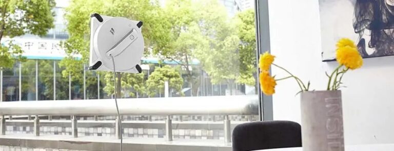 Robot nettoyant les vitres moderne