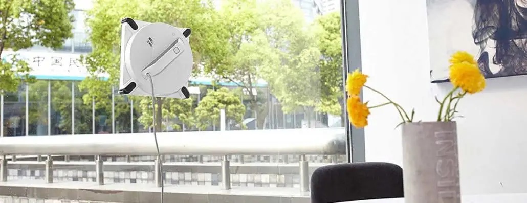 Robot nettoyant les vitres moderne