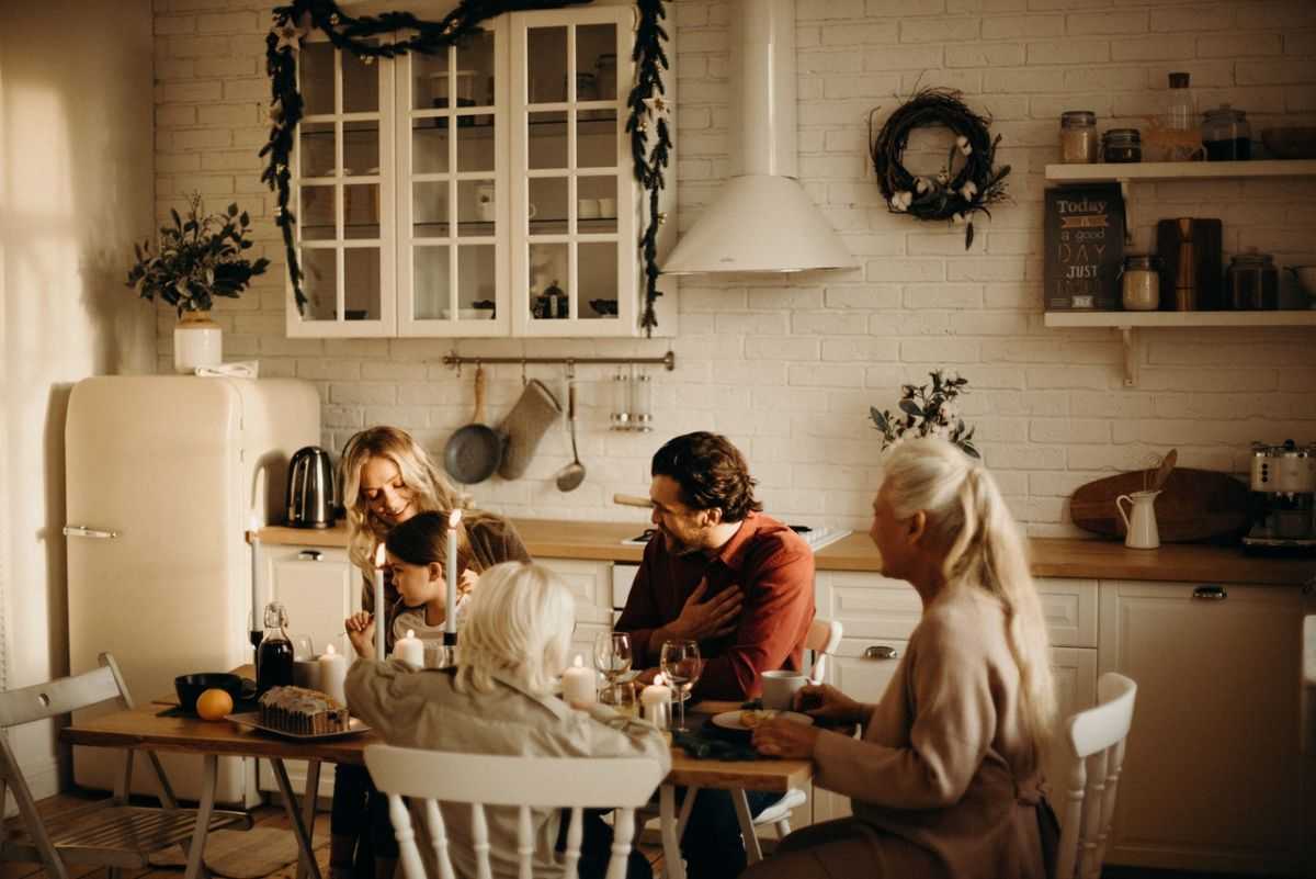 Famille souriante dans leur maison neuve