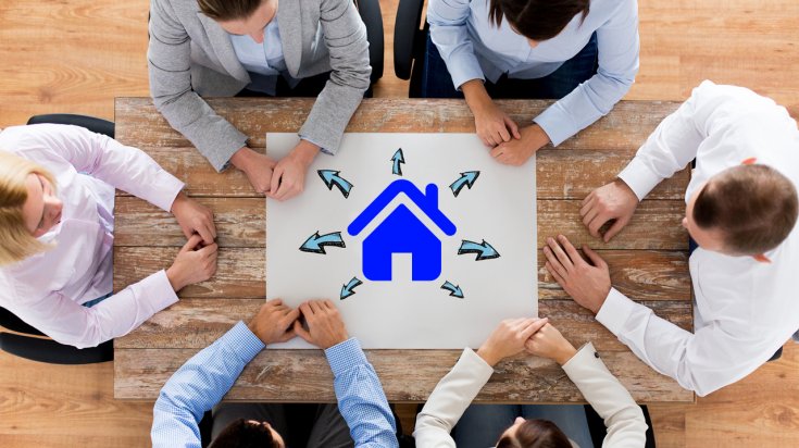 Photo d'une famille souriante pour un diagnostic immobilier