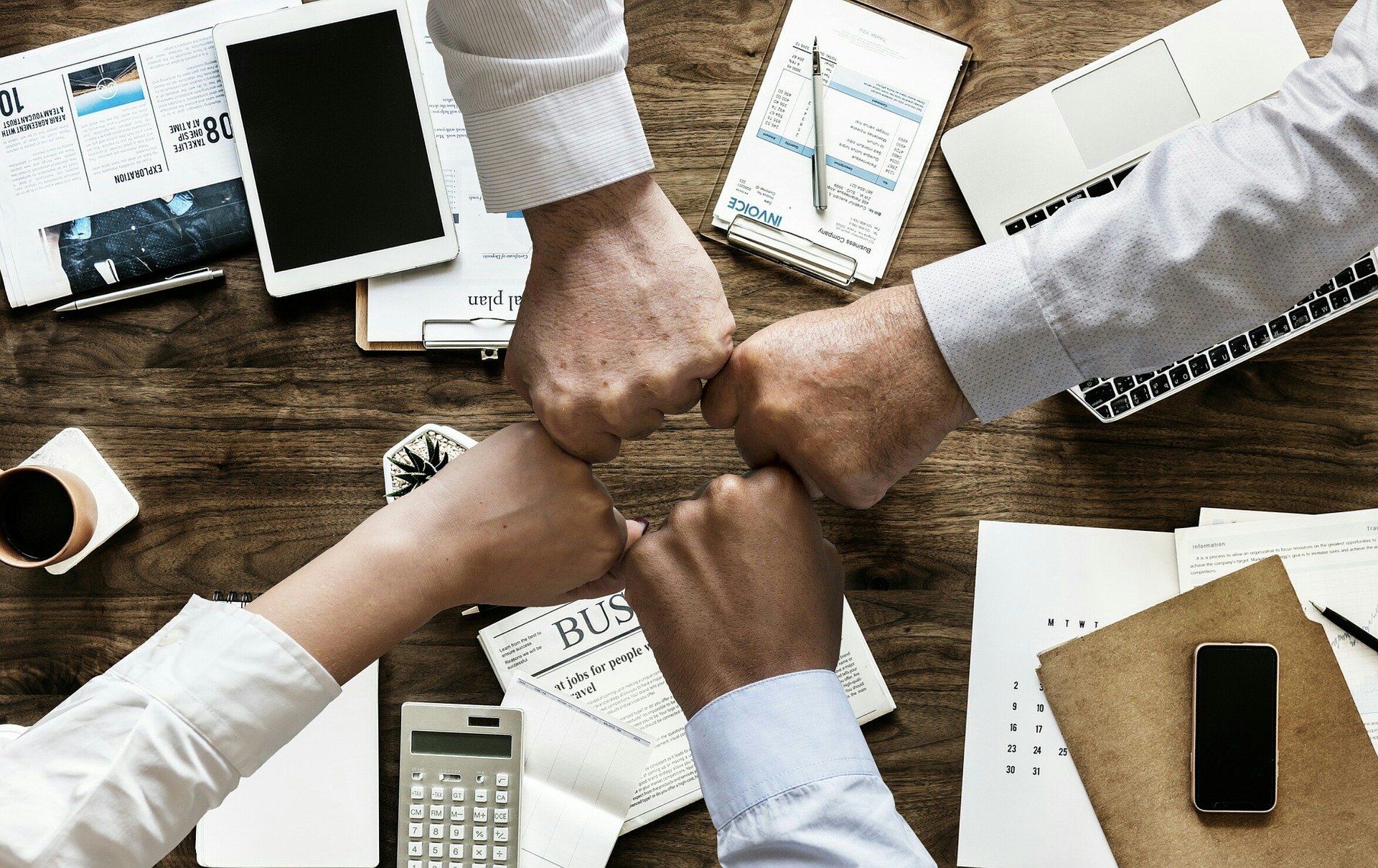 Pile de documents immobiliers avec stylo