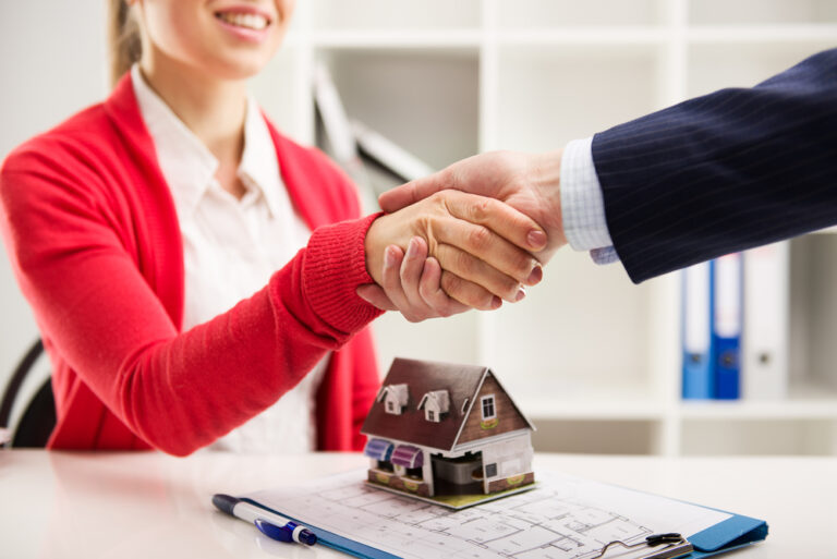 Homme réévaluant son prêt immobilier