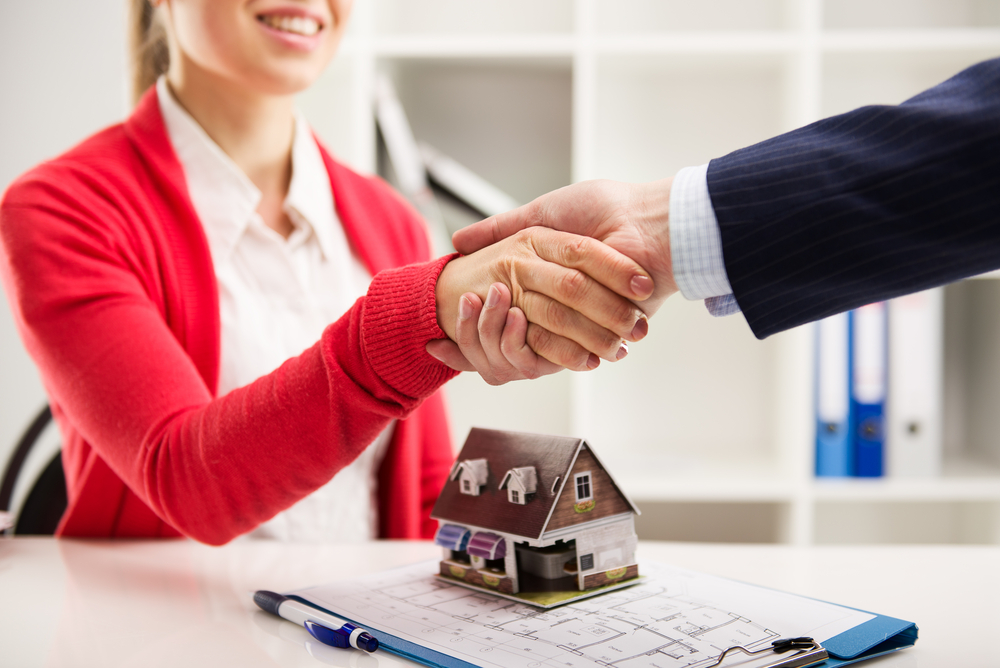 Homme réévaluant son prêt immobilier