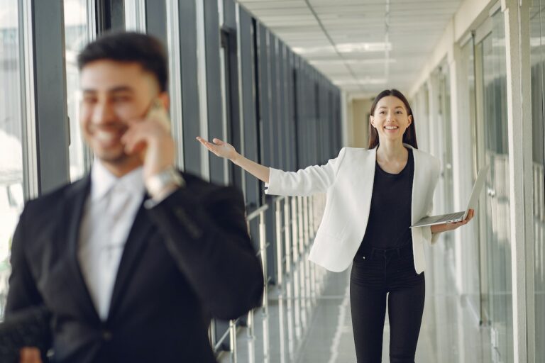 Femme d'affaires joyeuse suivant un homme en costume