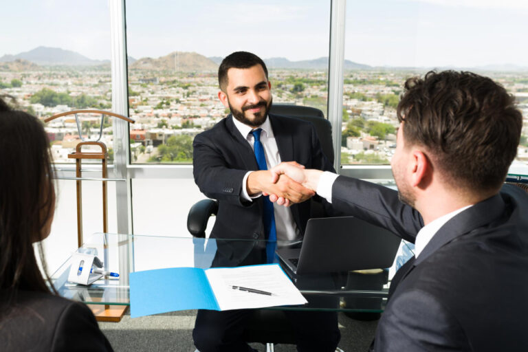 Hommes d'affaires concluant un contrat immobilier