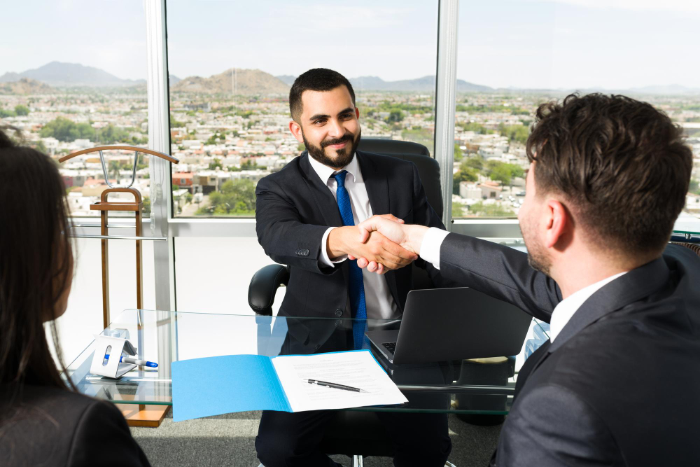 Hommes d'affaires concluant un contrat immobilier