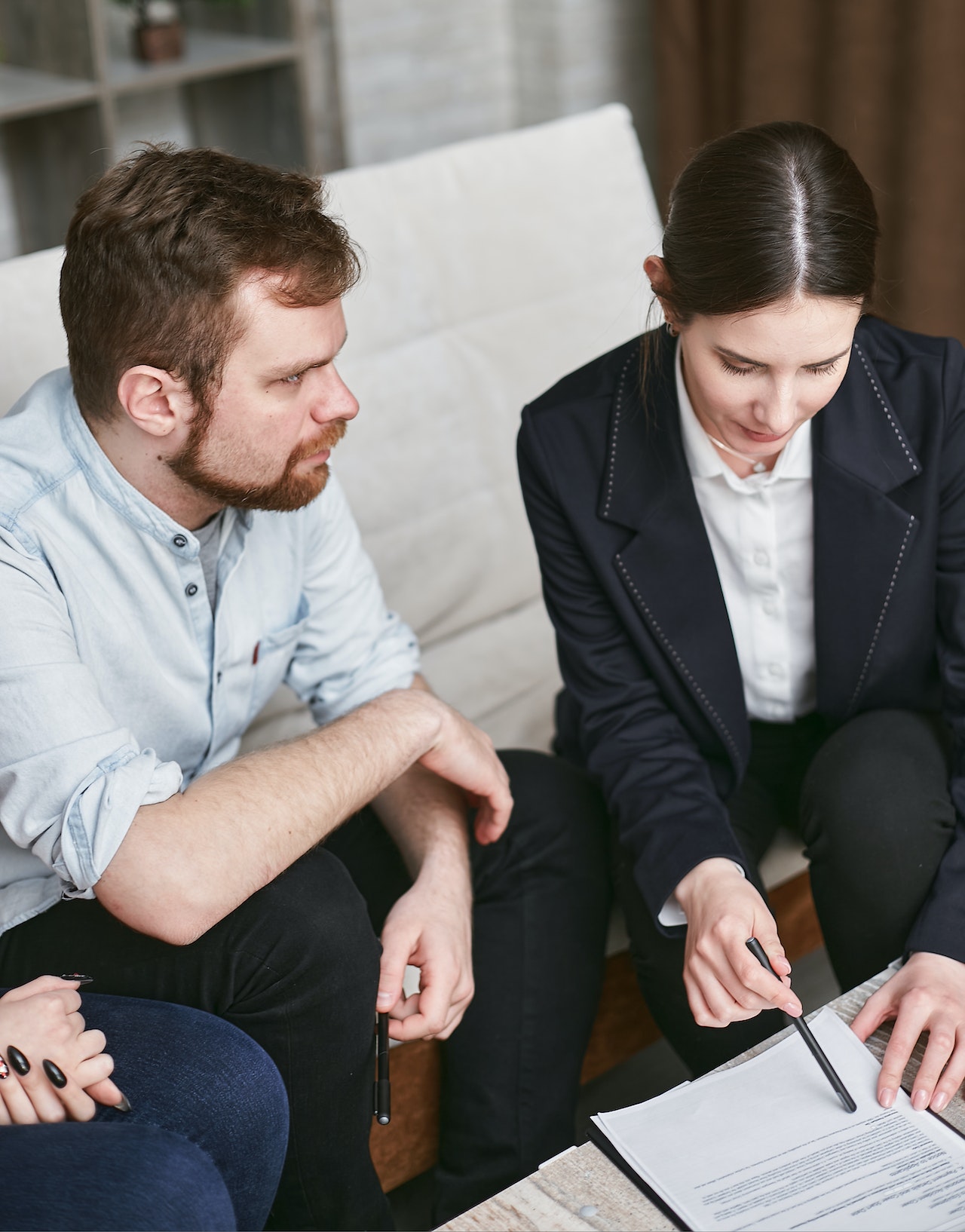 Consultant expliquant devis assurance à un couple