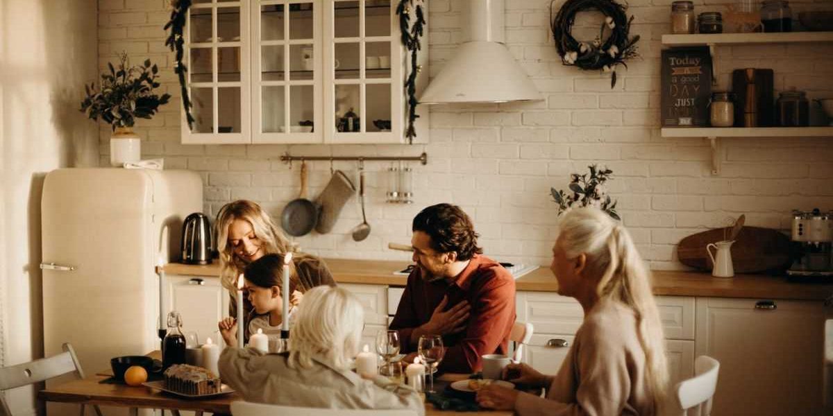 Famille souriante dans leur maison neuve
