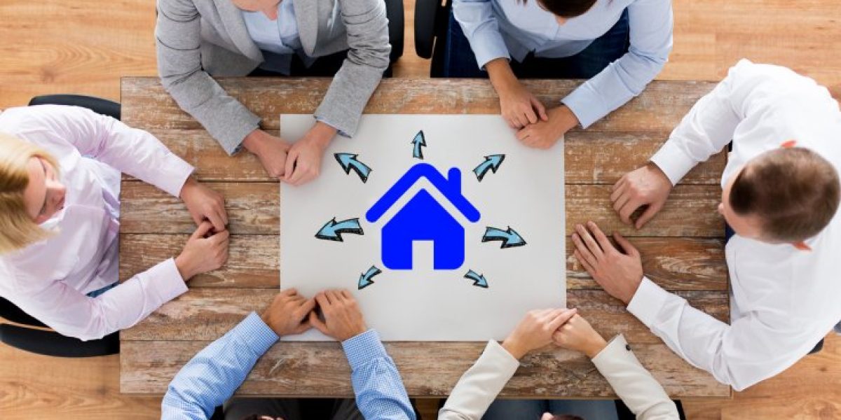 Photo d'une famille souriante pour un diagnostic immobilier