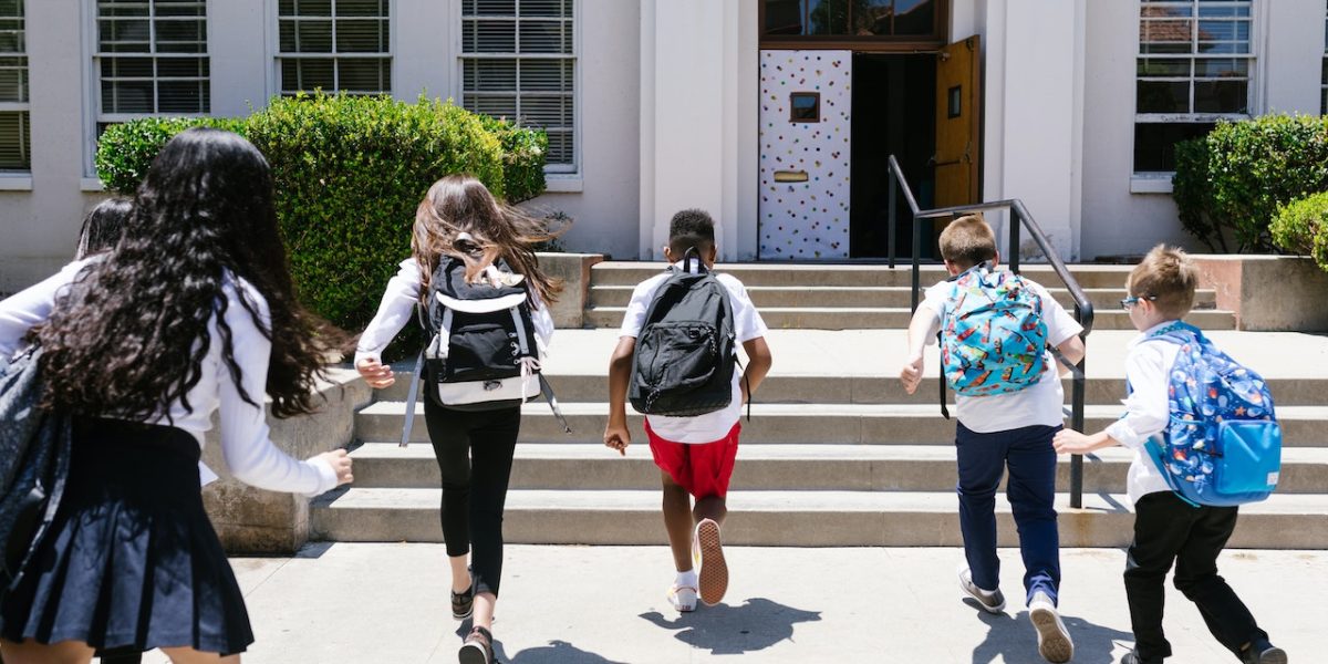 Groupe d'élèves marchant vers l'école
