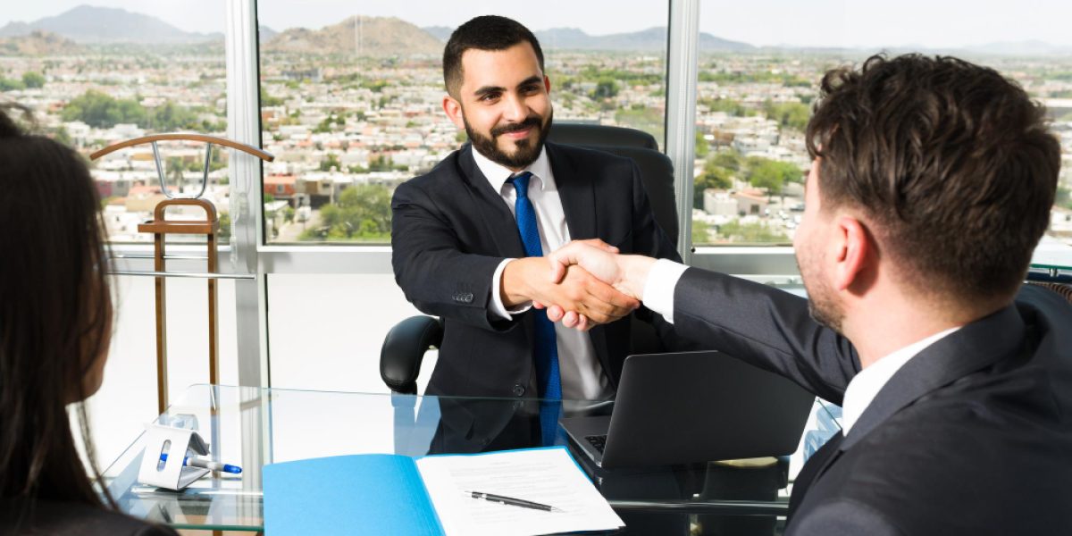 Hommes d'affaires concluant un contrat immobilier