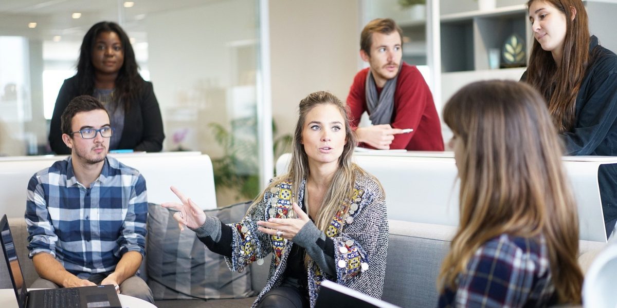 Réunion professionnelle en bureau d'immobilier