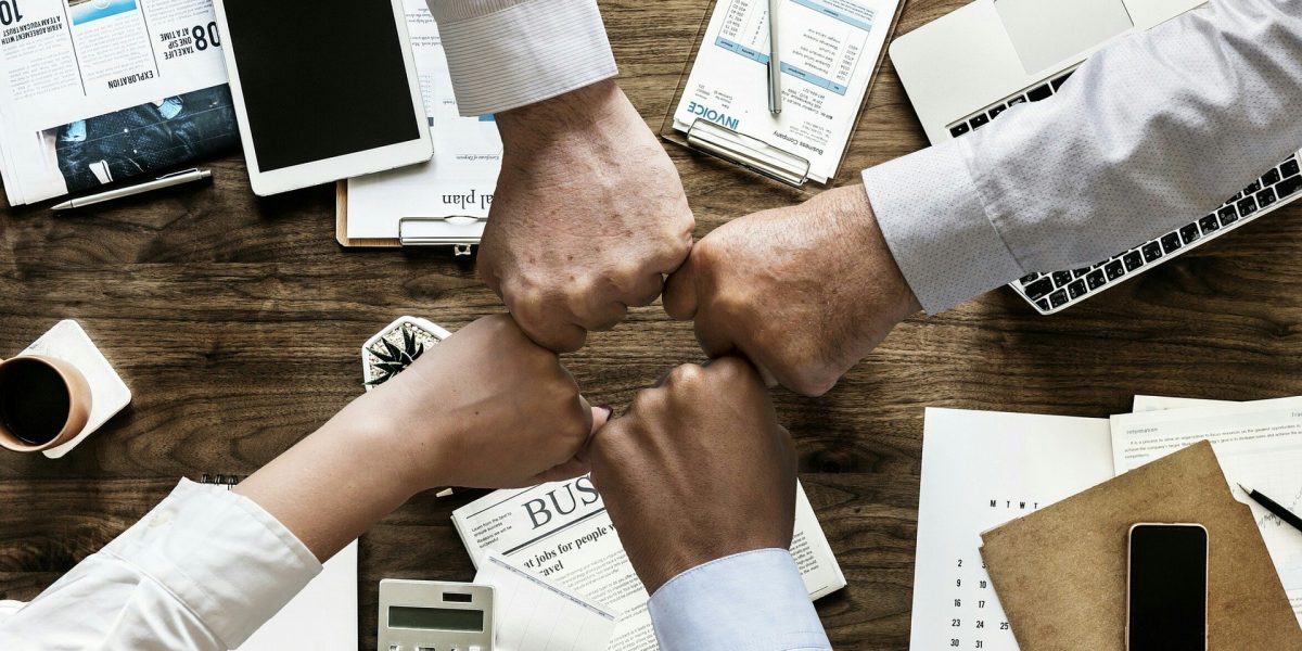 Pile de documents immobiliers avec stylo