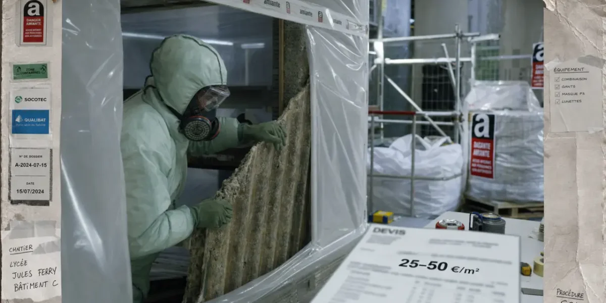 Prix désamiantage : retrait amiante sous confinement, 25 à 120 €/m²