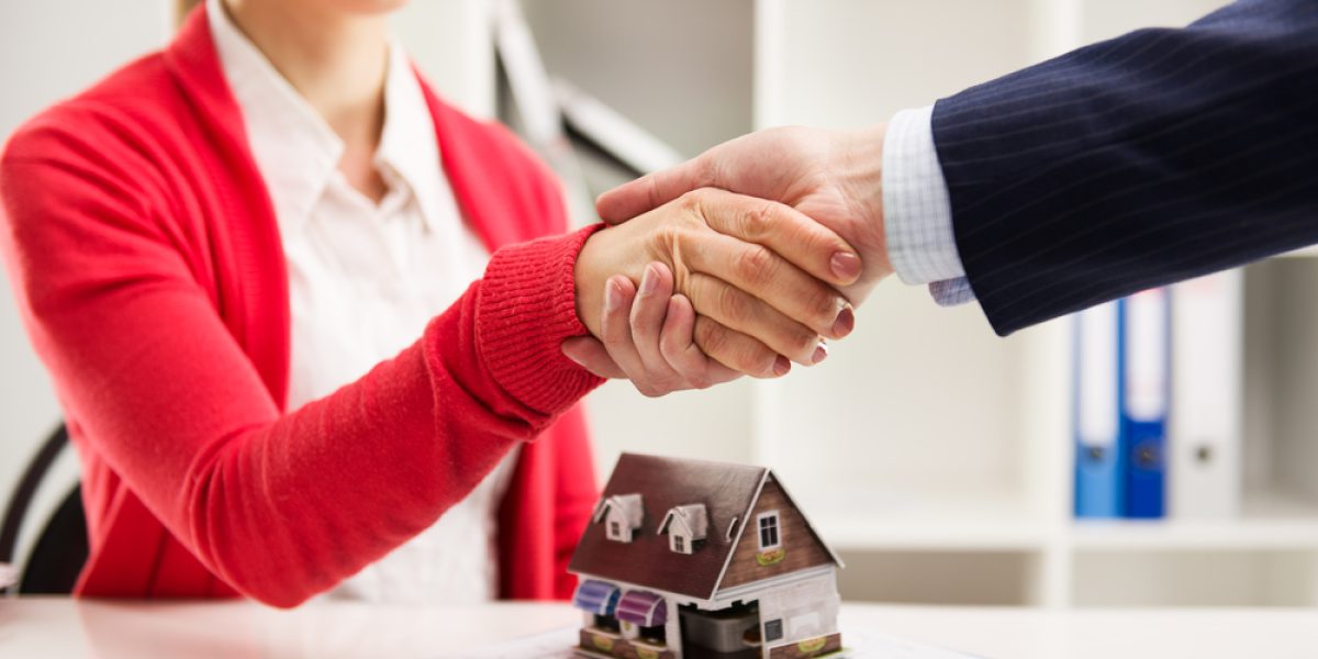 Homme réévaluant son prêt immobilier